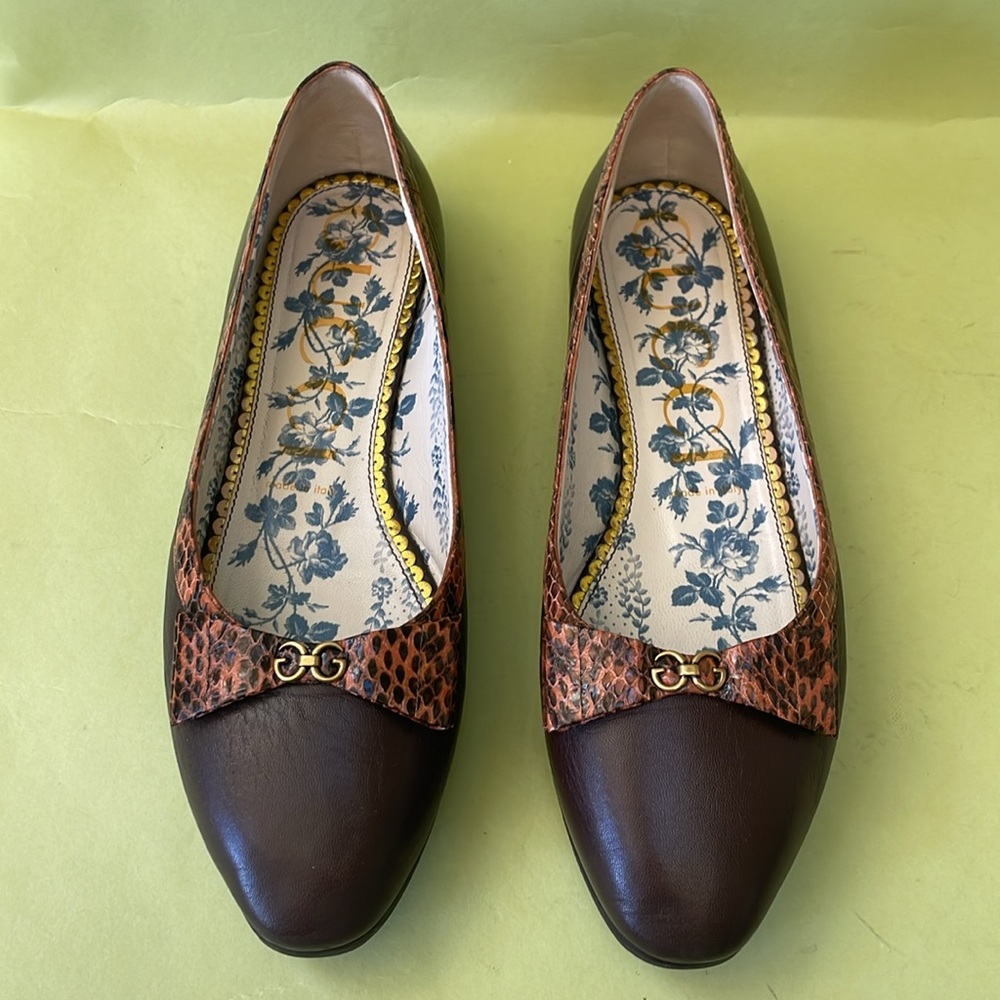 Brown/gold Gucc leather flats with box
